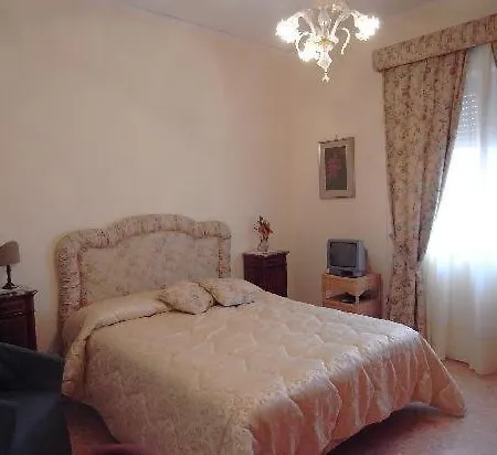 לינה וארוחת בוקר Casa Rachele 2*