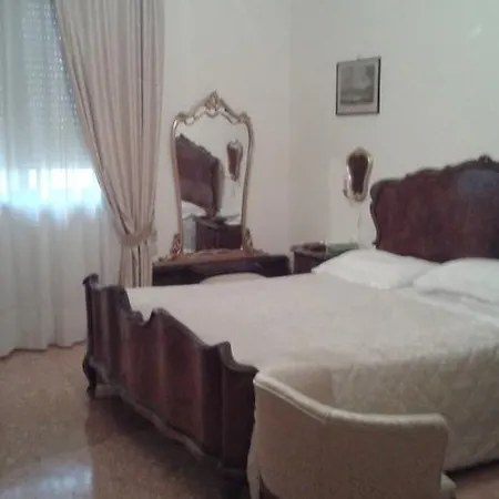 לינה וארוחת בוקר Casa Rachele 2*