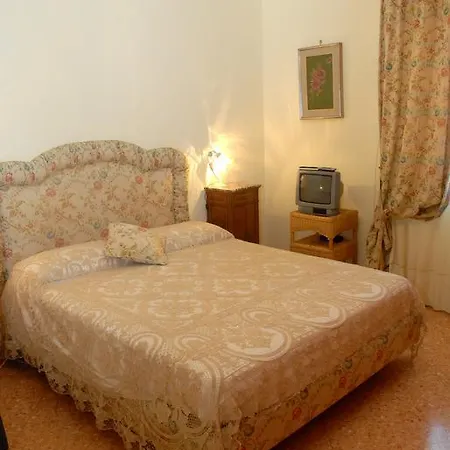 לינה וארוחת בוקר Casa Rachele 2*